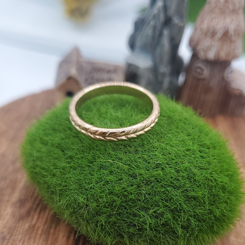 Elegant Gold Tone Leaf Braided Ring Size 6 R816